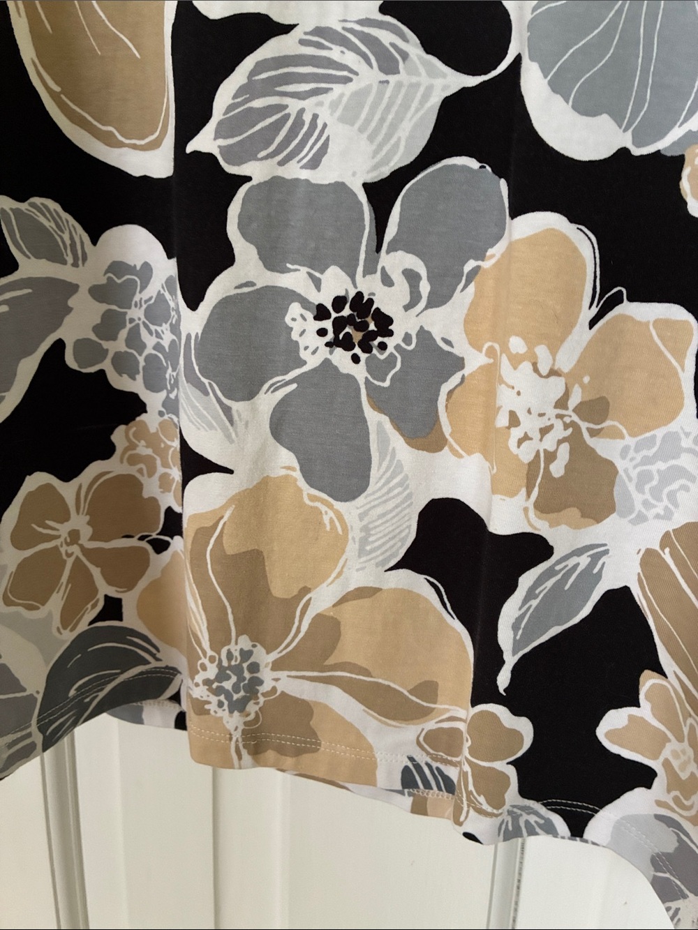Alfred Dunner Black Floral Short-Sleeve Top. Size S. - Picture 7 of 8